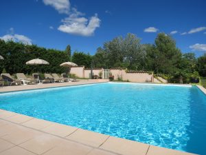 Piscine sécurisée avec un portillon et une clôture