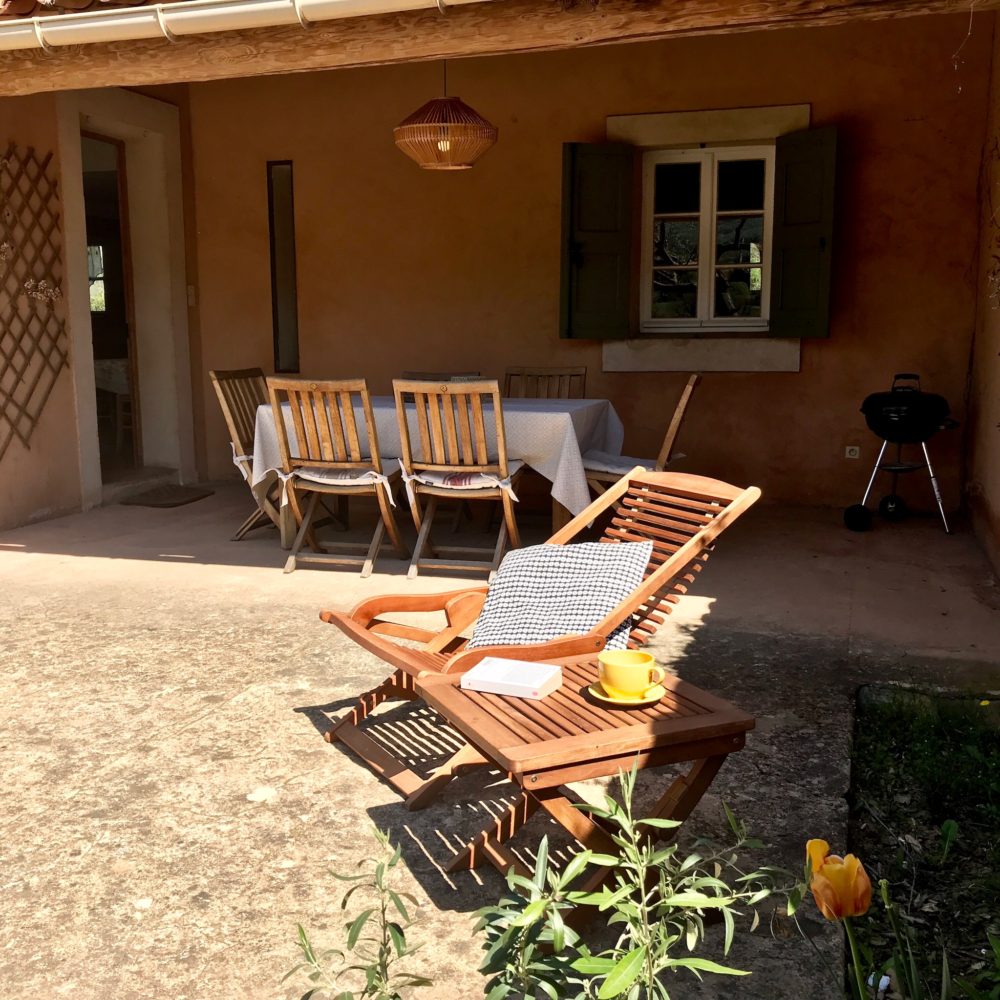 Terrasse plein sud du Mas des Lavandes à Céreste