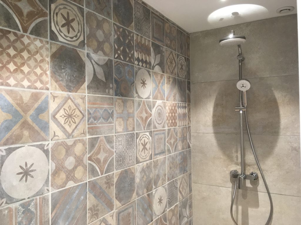 salle de douche spacieuse, douche à l'italienne, sèche serviette électrique