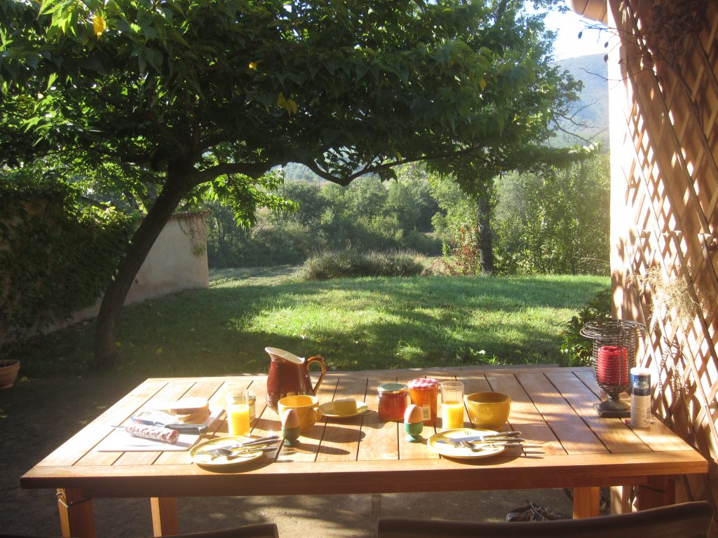 Petit déjeuner sur la terrasse du Mas des Lavandes à Céreste