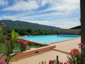 Grande piscine 12 par 8 m avec très belle vue sur le Luberon