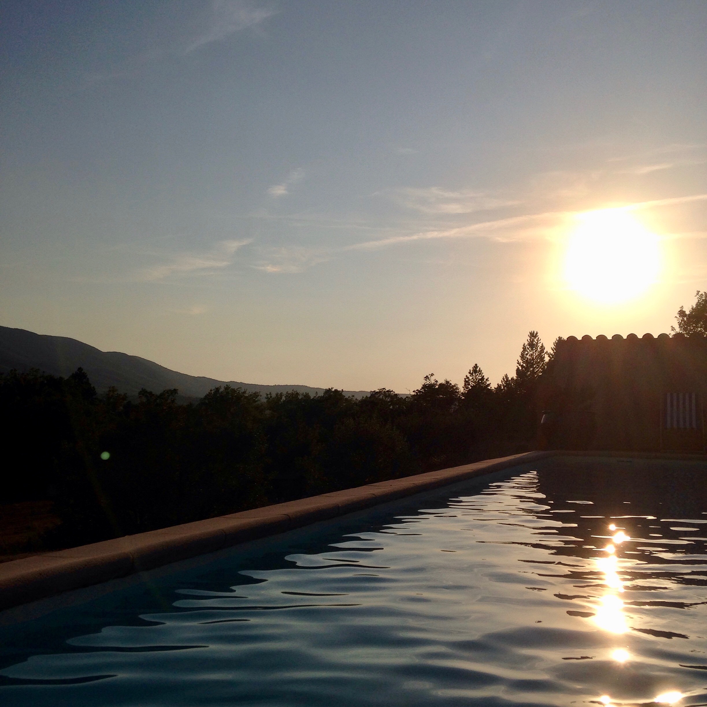coucher de soleil piscine la bastidonne céreste