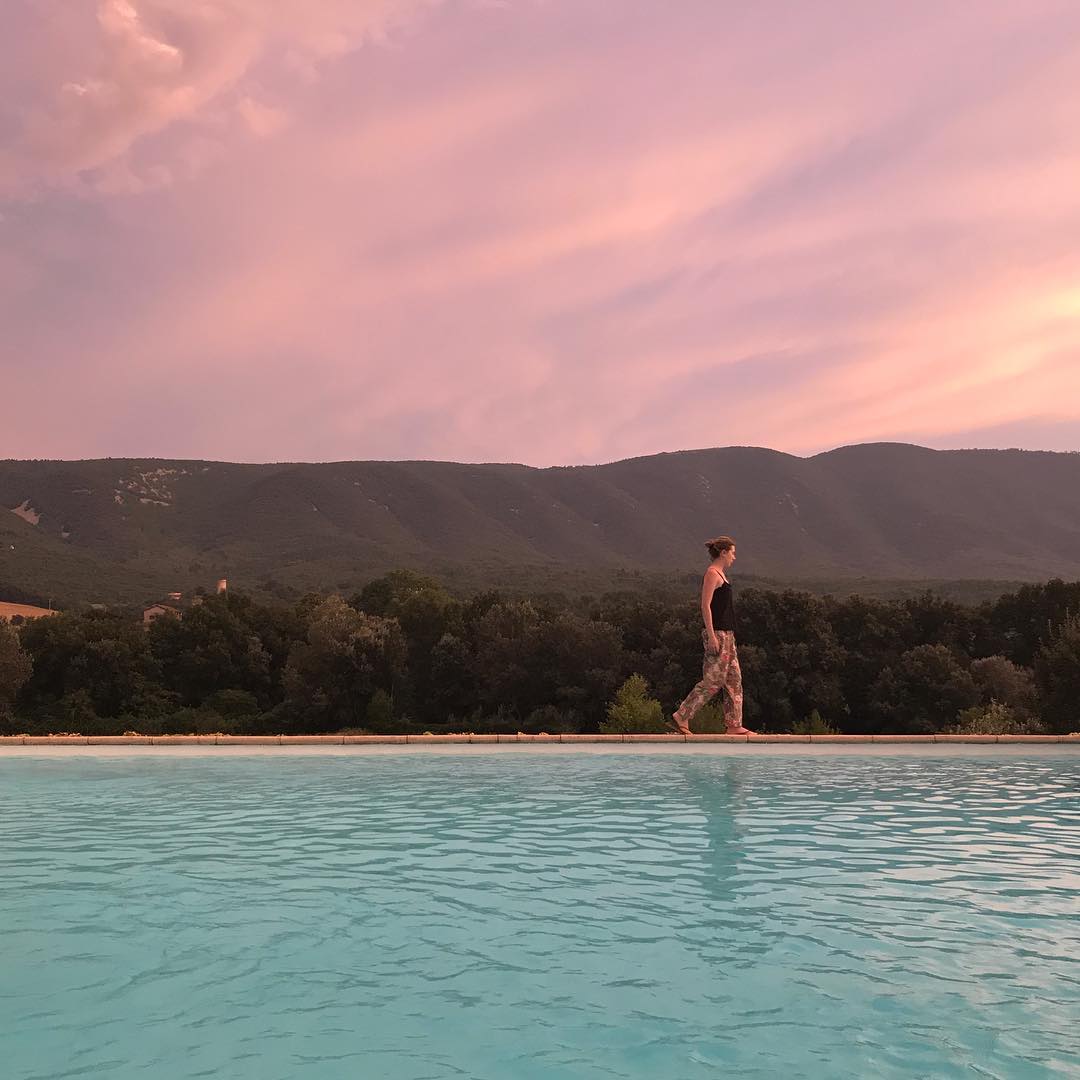 piscine et coucher de soleil