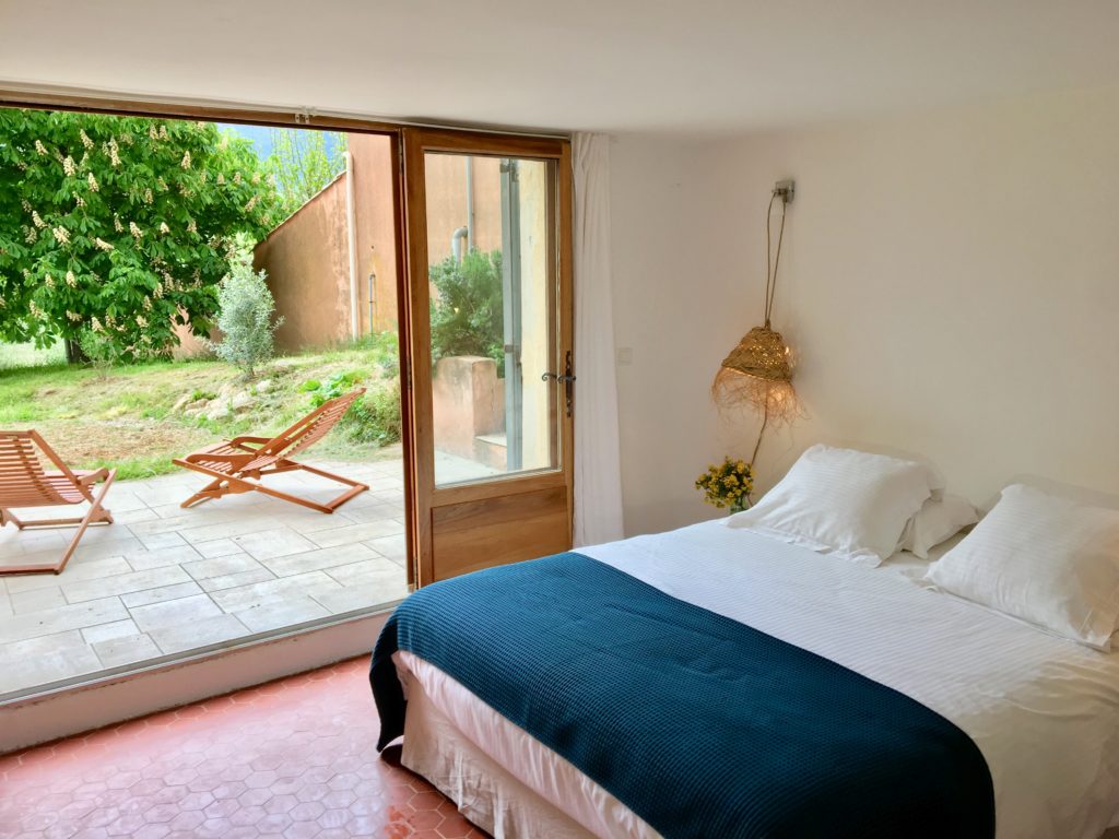 chambre avec terrasse et vue sur le jardin