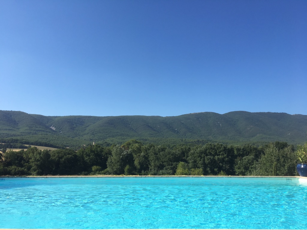 piscine et vue sur le Luberon