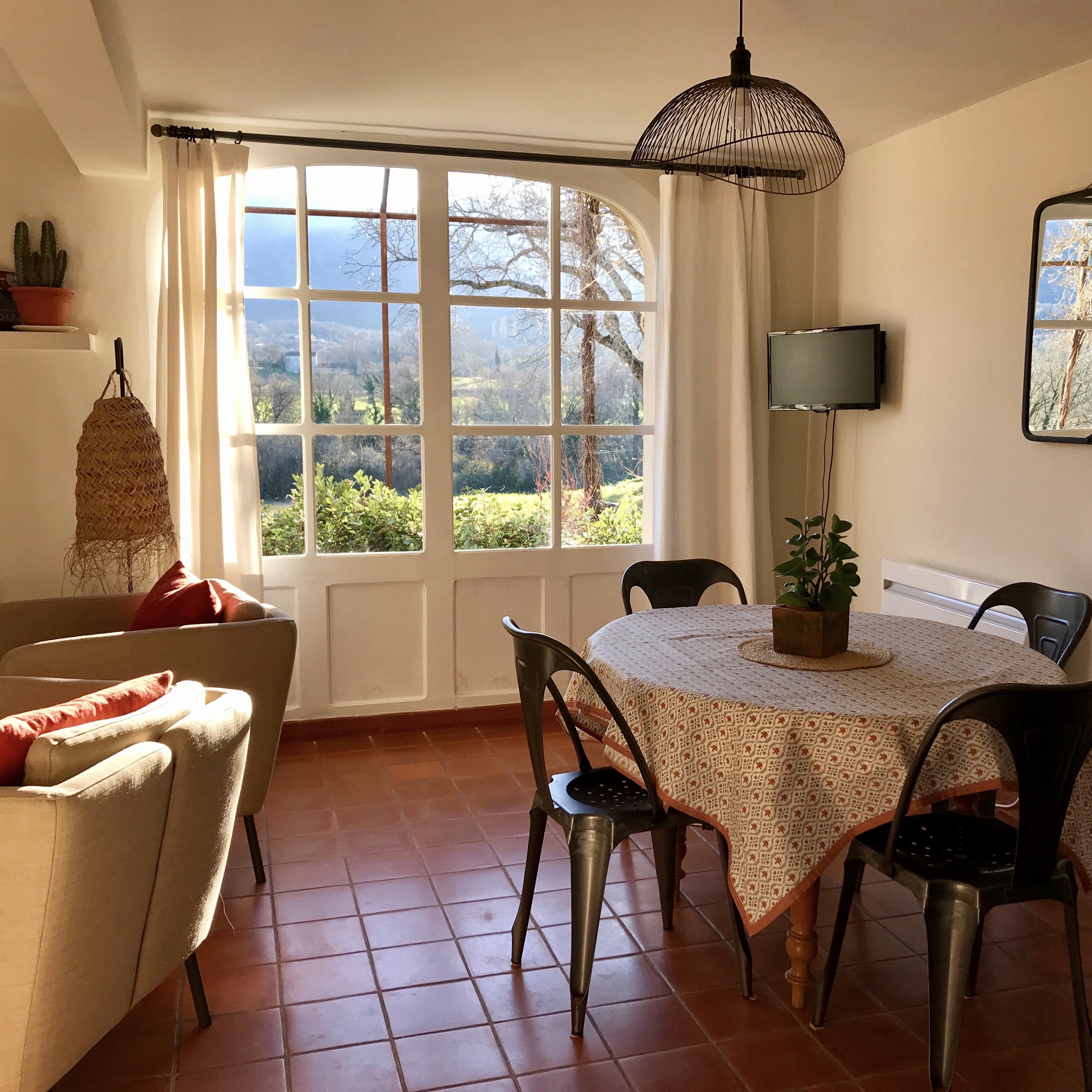 salle à manger avec vue sur le Luberon