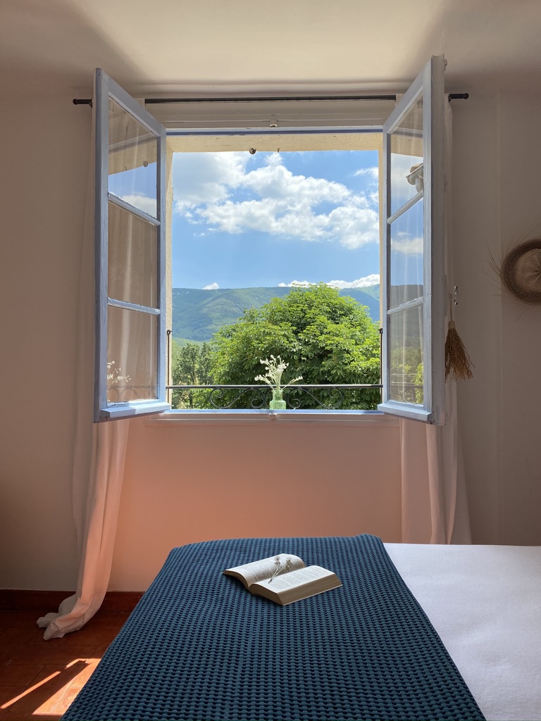 Bastide 1830, chambre climatisée avec vue sur le Luberon