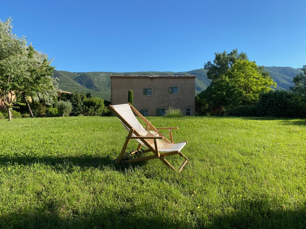 Vue sur le Luberon au domaine de la Bastidonne