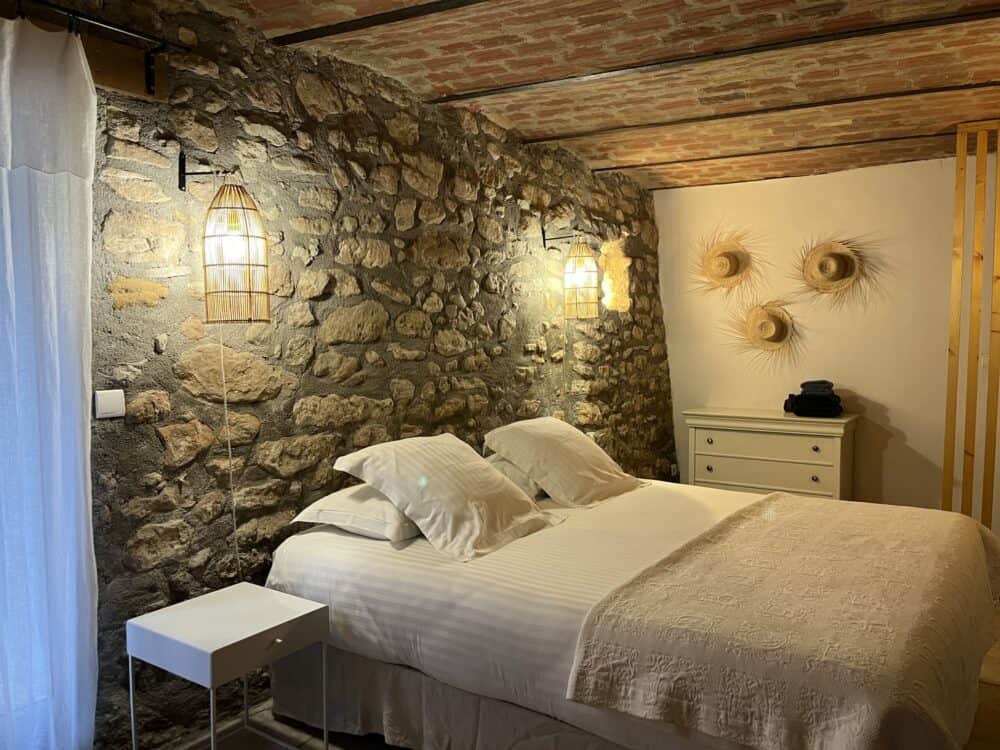 chambre avec lit 180 par 200 très qualité hôtelière 4*, murs en pierre et salle de bains privative